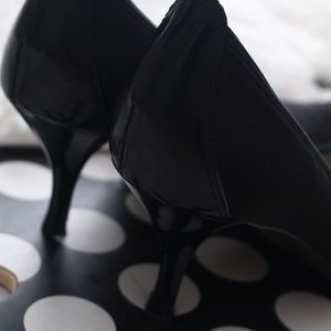 Tahari Women Tacey Pump